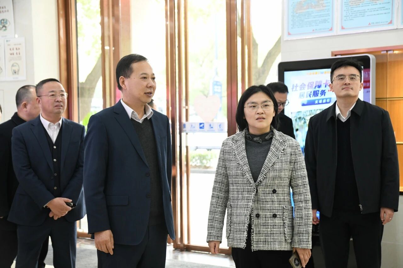 桐乡市委副书记、市长何珊瑚到桐乡农商银行开展年终慰问